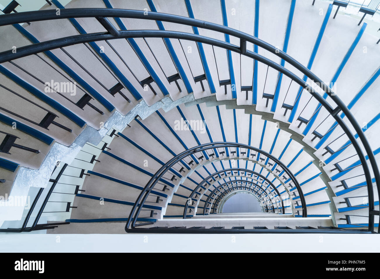 Einfache, moderne Halbkreis Treppe Stockfoto