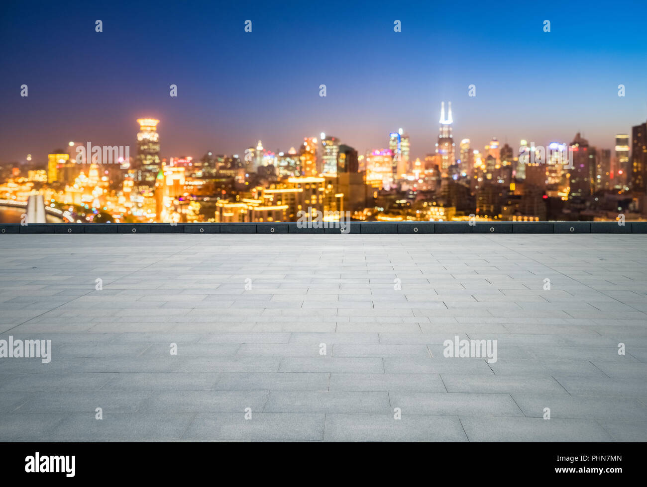 Leere brick Stock mit traumhaften Stadtbild Stockfoto