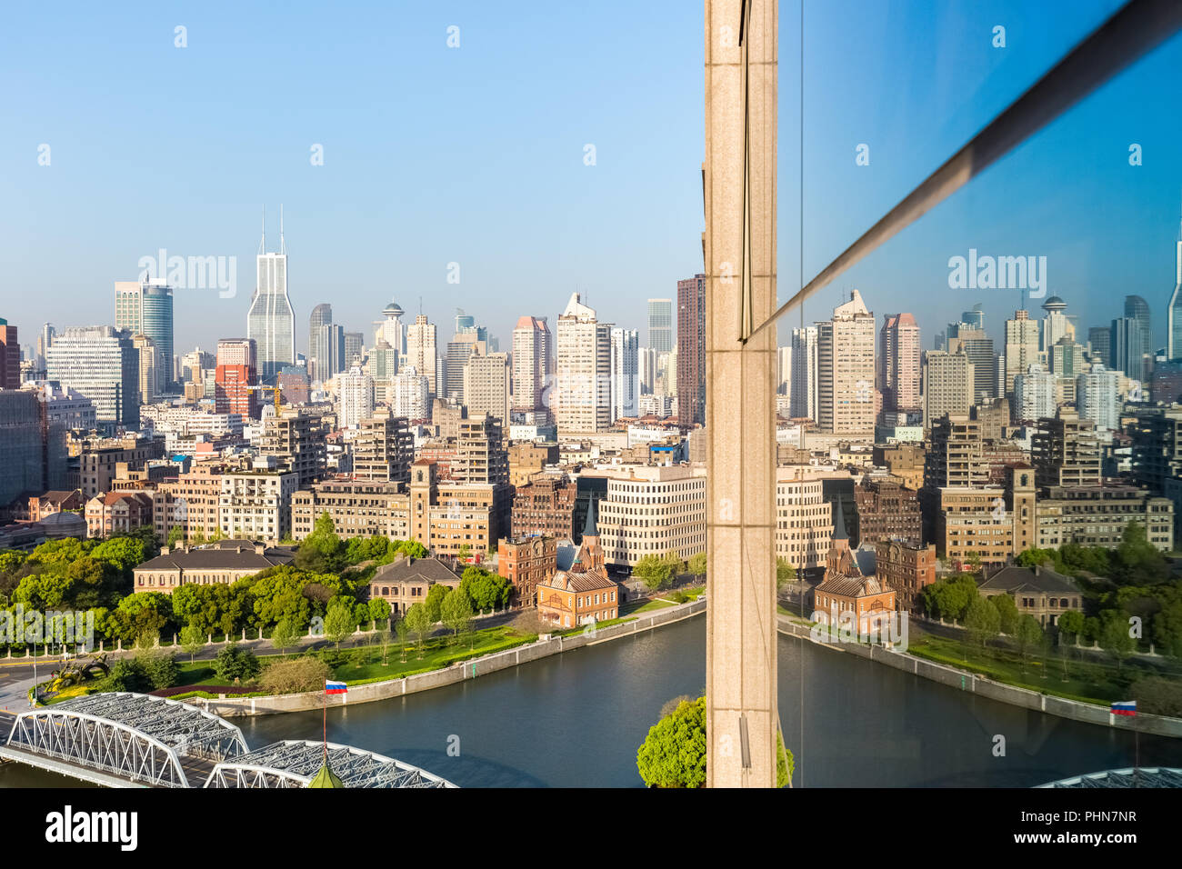 Shanghai The Bund mit Reflexion auf Glas Stockfoto