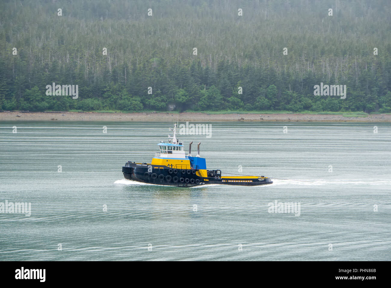 Kleine Tug Boat unterwegs an der Bucht in Alaska Stockfoto