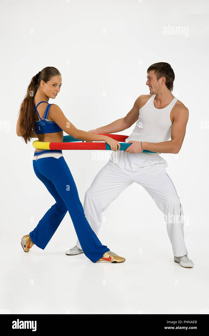 Junge Frau und Mann mit dem Gerät trainieren Stockfoto