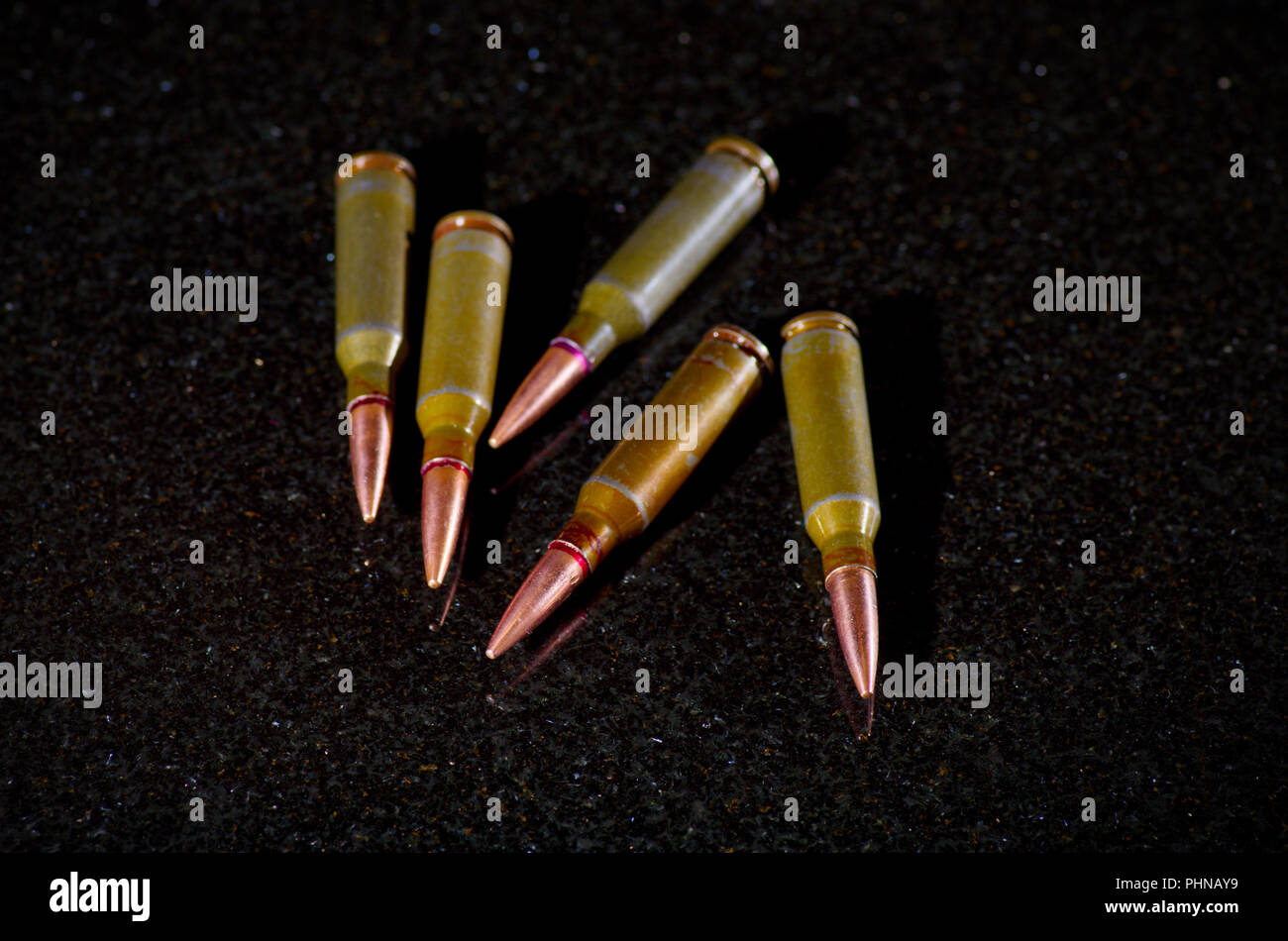 Munition Patronen auf schwarzem Hintergrund Stockfoto