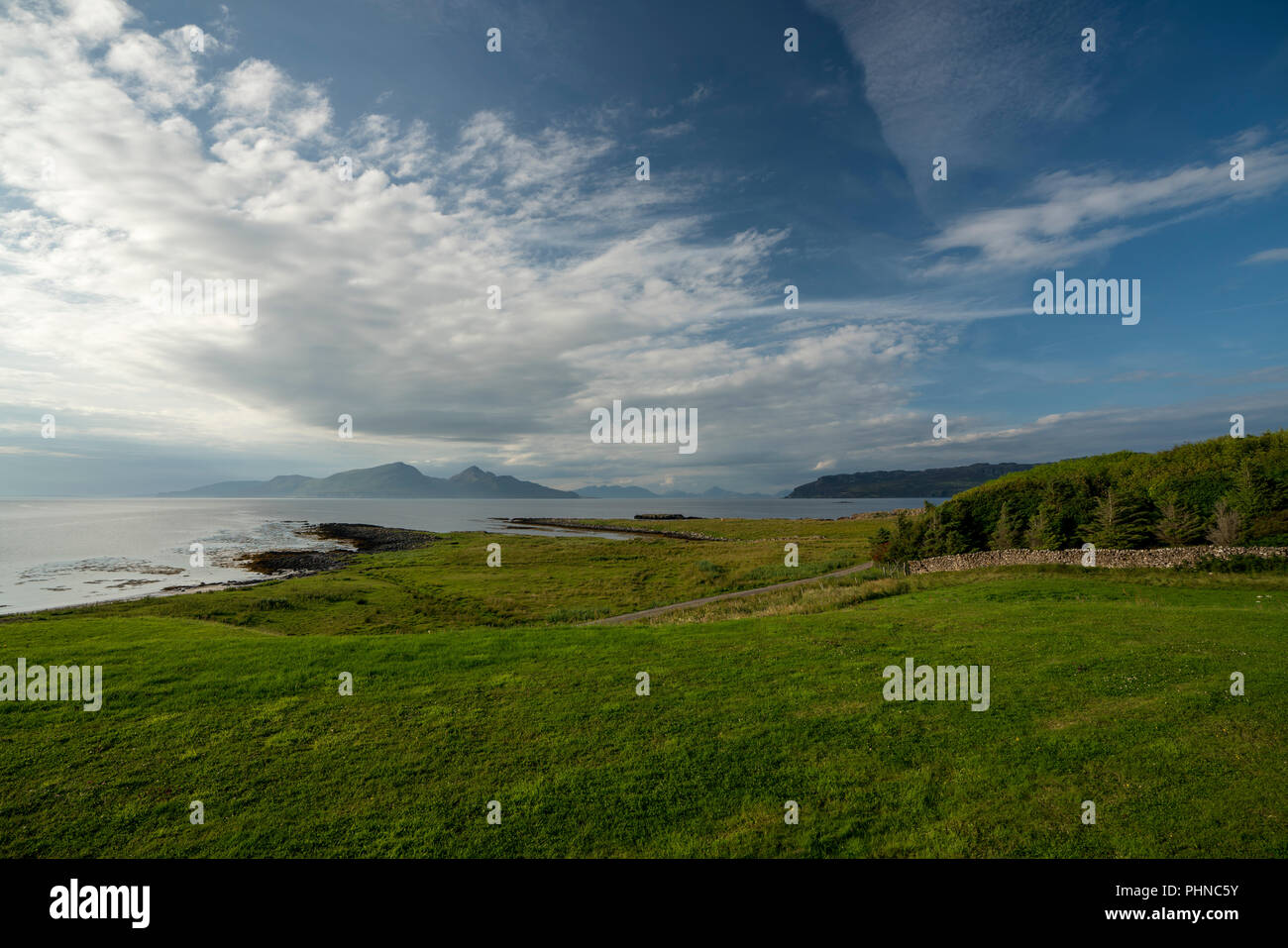 Mit Blick auf die Insel Rum, von der Insel der Dreck. Ausführen und Dreck sind kleine Inseln der Inneren Hebriden in Schottland. Stockfoto