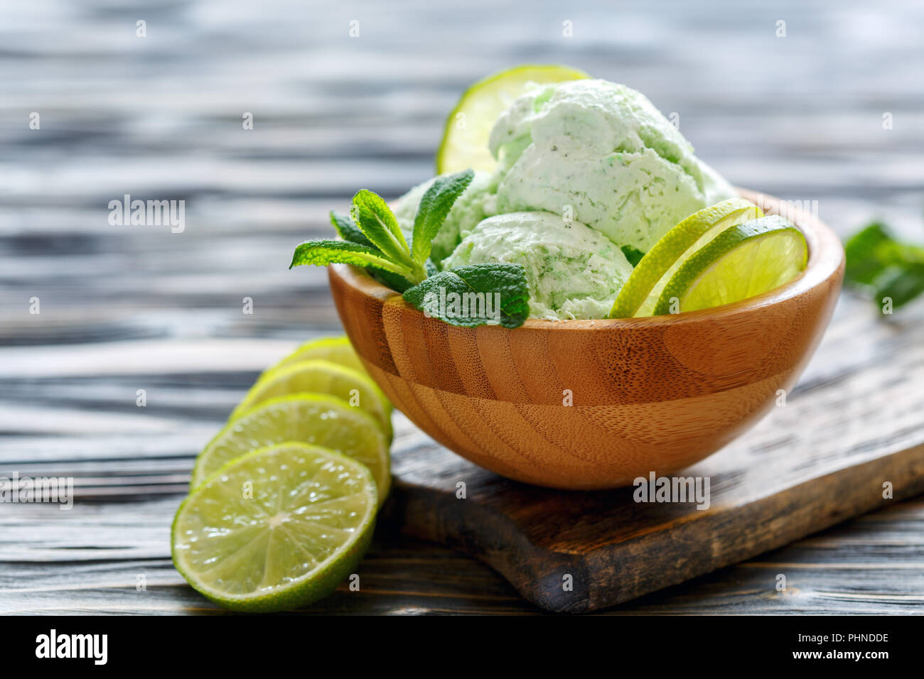 Schüssel mit hausgemachtem Eis aus Minze und Limone. Stockfoto