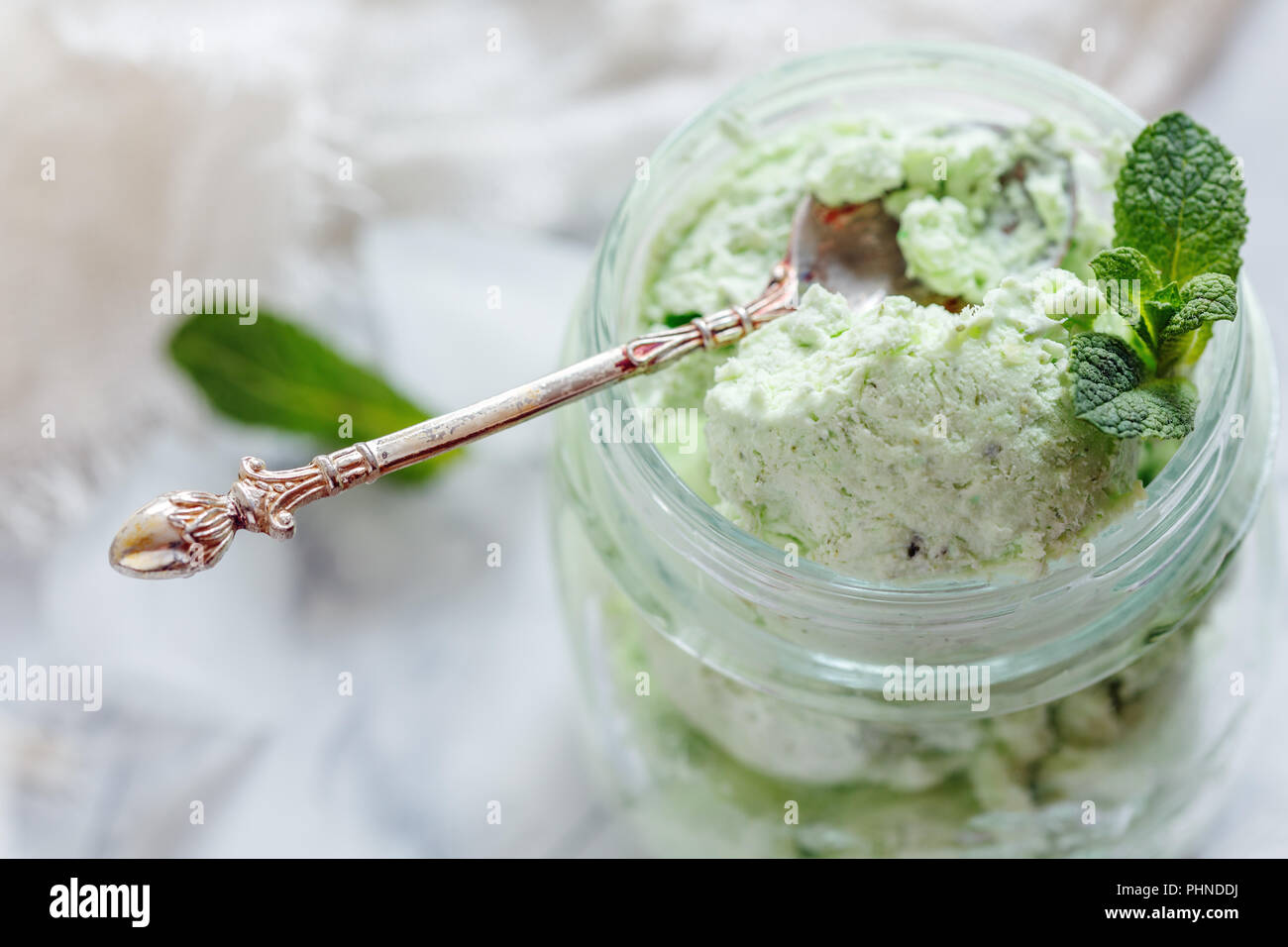 Handwerkliche Eis Mojito und Mint sprig hautnah. Stockfoto