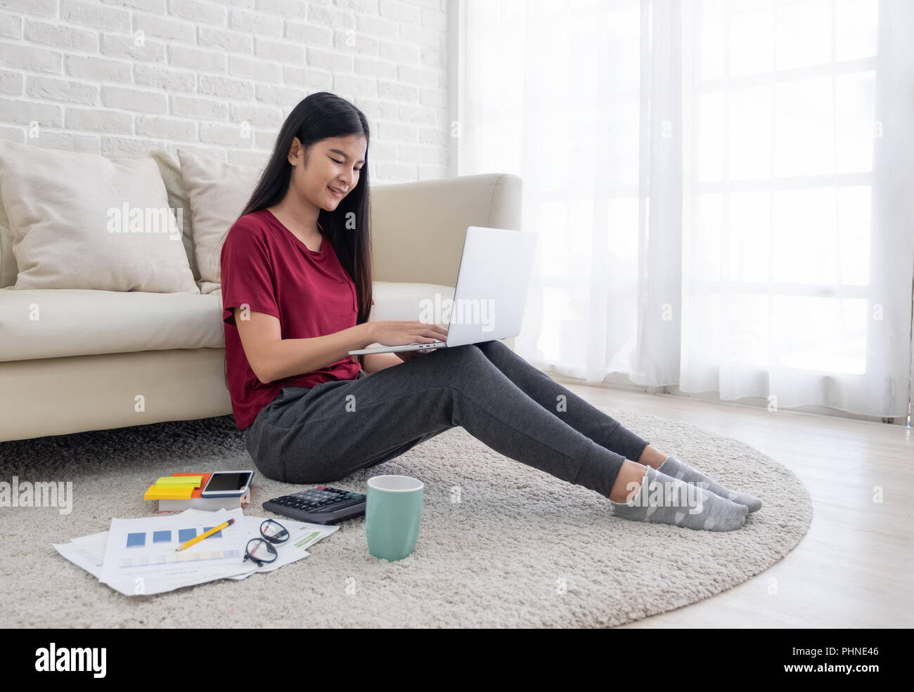 Asiatische Frau freiberuflich Arbeiten am Laptop mit Papierkram zu Hause, Arbeit zu Hause Konzept. online learning Konzept Stockfoto