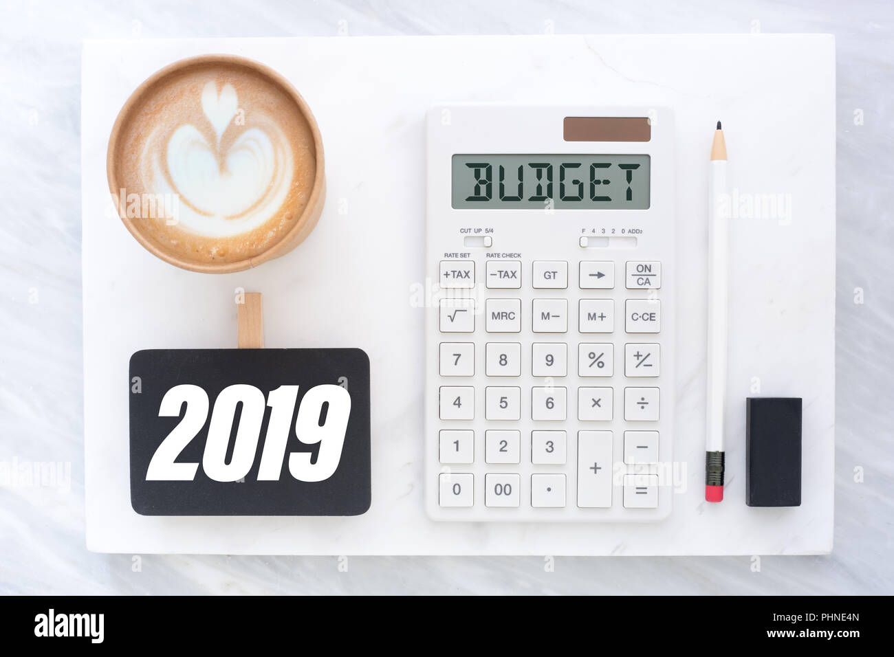 Blick von oben auf das neue Jahr 2019 Budget auf Rechner und Kaffee Tasse auf weißem Marmor und grauem Marmor Tisch stapeln. Finanzplanung Stockfoto