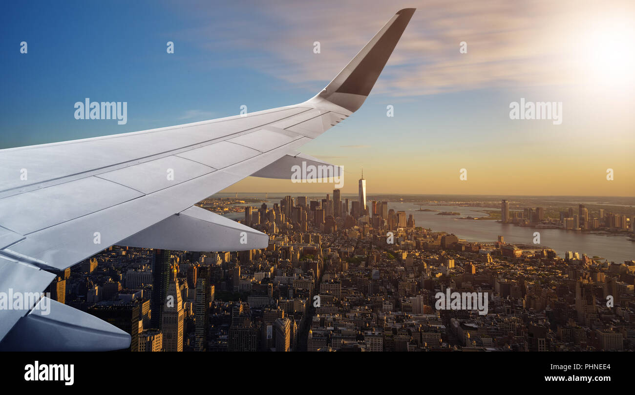 Luftbild New York City mit Flugzeugflügel Stockfoto