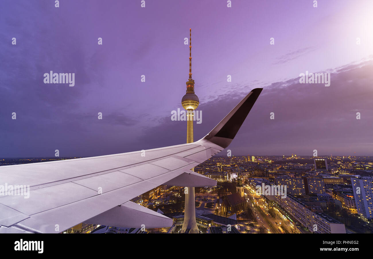 Flugzeug Flügel Berlin Skyline Stockfoto
