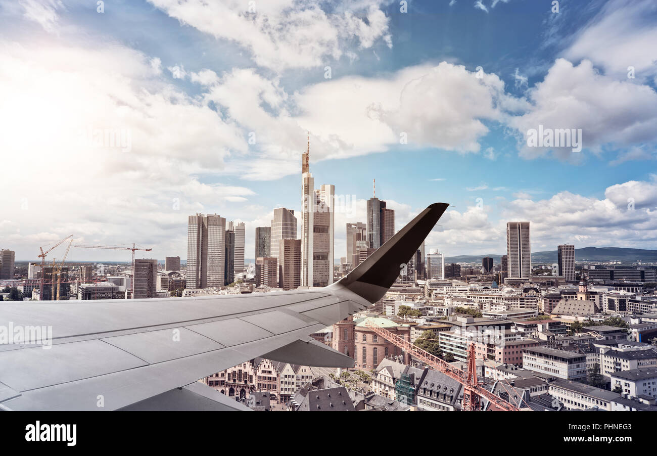 Flugzeug Flügel Frankurt Skyline Stockfoto