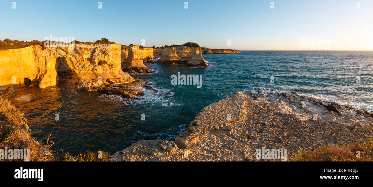 Surise Faraglioni bei Torre Sant Andrea, Italien Stockfoto