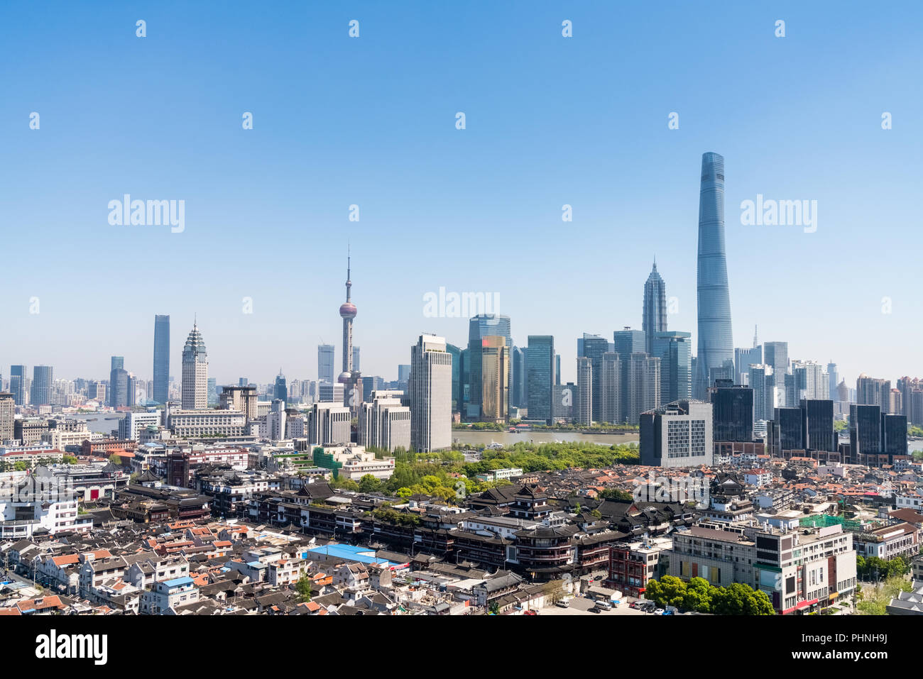 Skyline von Shanghai und den Yu Garten tagsüber Stockfoto