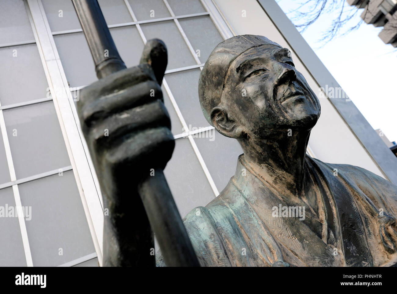 Eine bronzene Denkmal Statue des renommierten 17. Jahrhundert japanischen Dichter Matsuo Basho steht auf der Straße in der Nähe ein Denkmal für den Dichter in Tokio, Japan. Basho Stockfoto