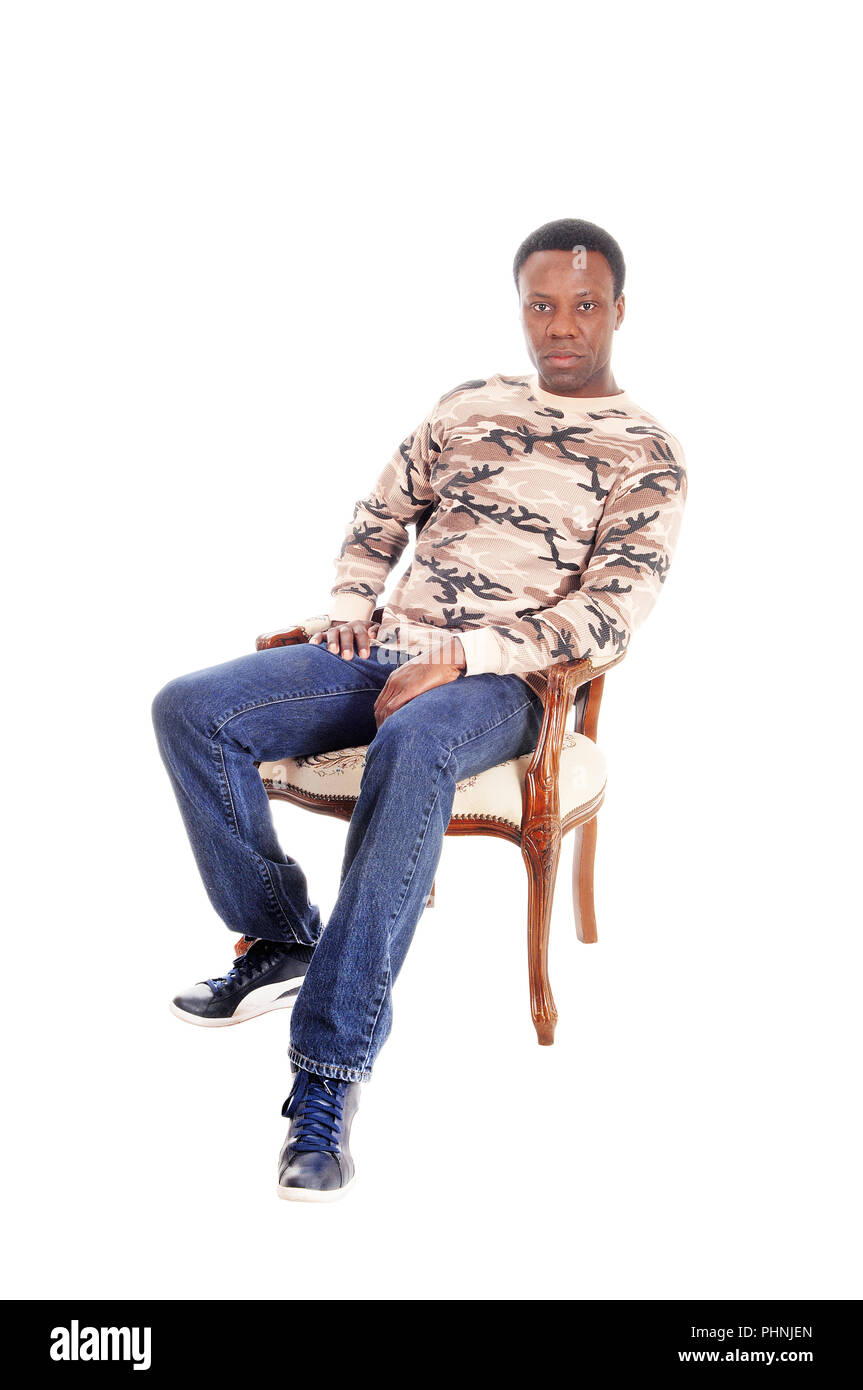 Afrikanische Mann sitzt auf einem Stuhl und Entspannend Stockfoto