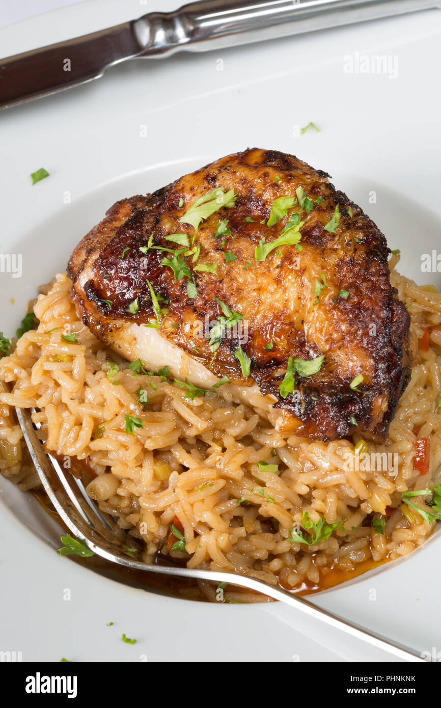 Ein englisches Pub Hauptgericht Teller chili lime Geschmortes Huhn mit Reis. Stockfoto