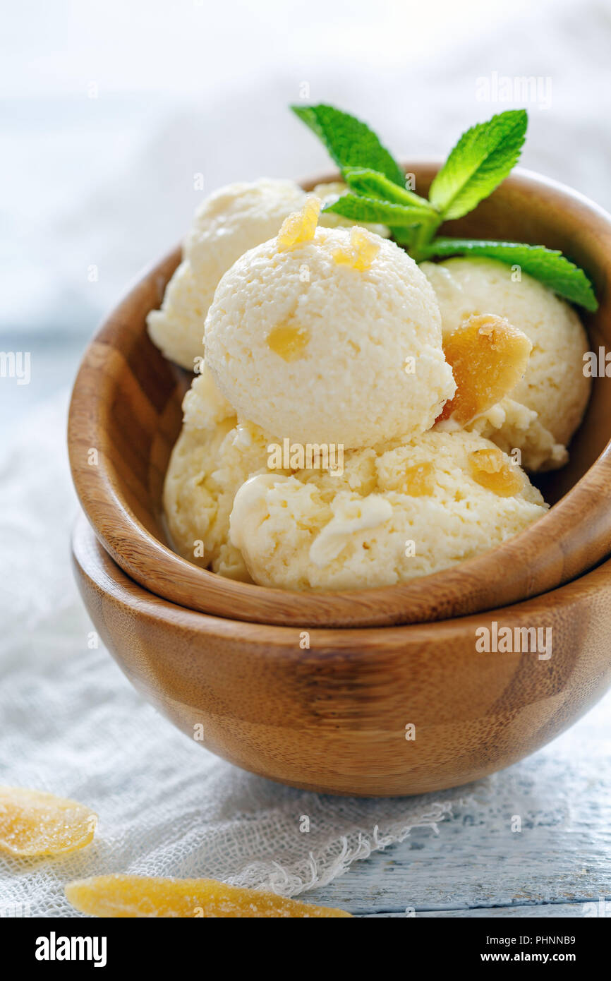 Handwerkliche Ingwer Eis in eine hölzerne Schüssel. Stockfoto