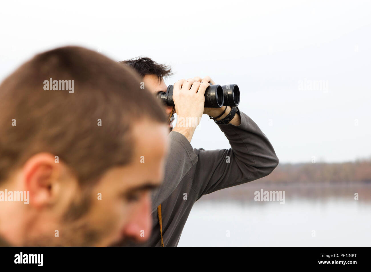 Männer im Boot auf dem Fluss, Überwachung, Abenteuer, real Stockfoto