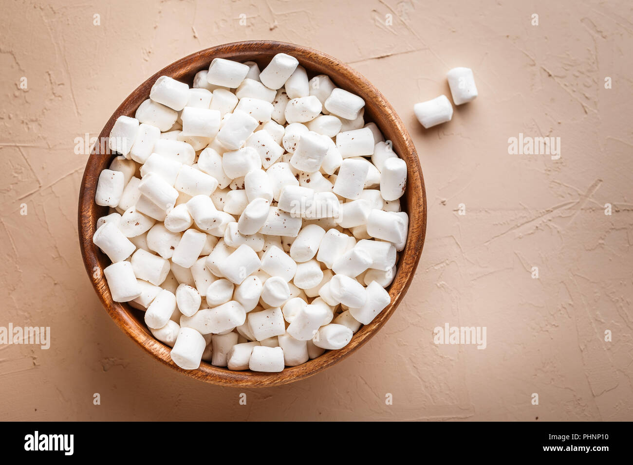 Marshmallows in eine hölzerne Schüssel Stockfoto