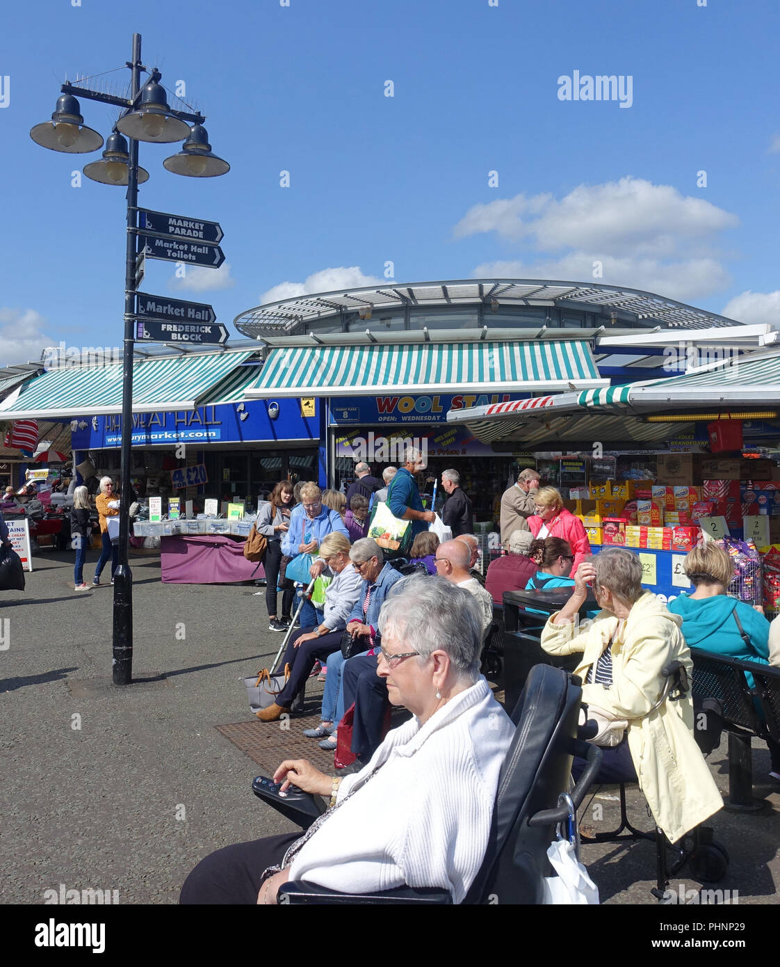 Preisgekrönte begraben Offener Markt in Greater Manchester enthält Dutzende von Ständen und zieht großen Menschenmengen, einschließlich Coach Tours von viele Meilen entfernt. Stockfoto