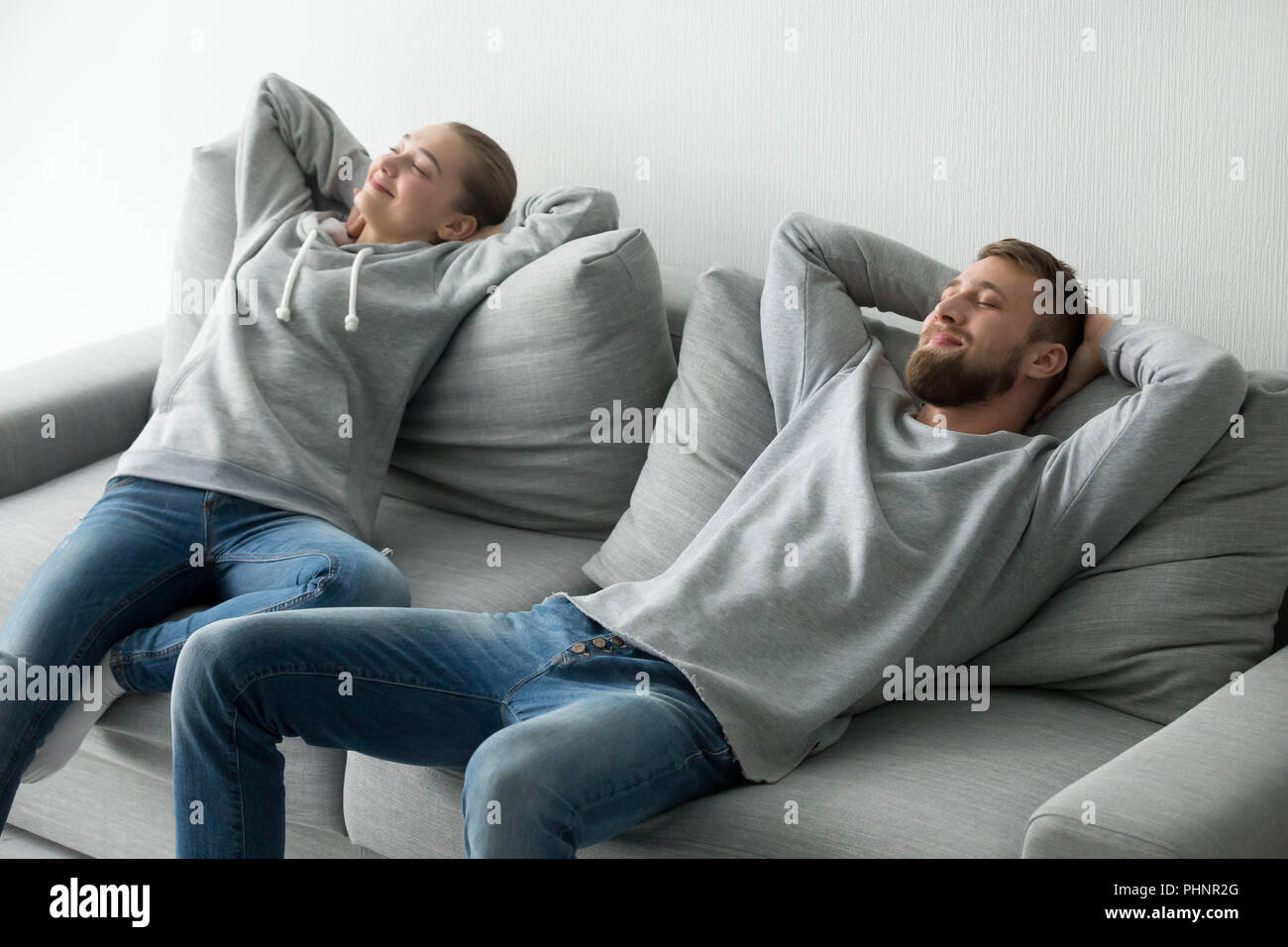 Glückliches Paar entspannende nap auf gemütlichen Sofa zu Hause Stockfoto