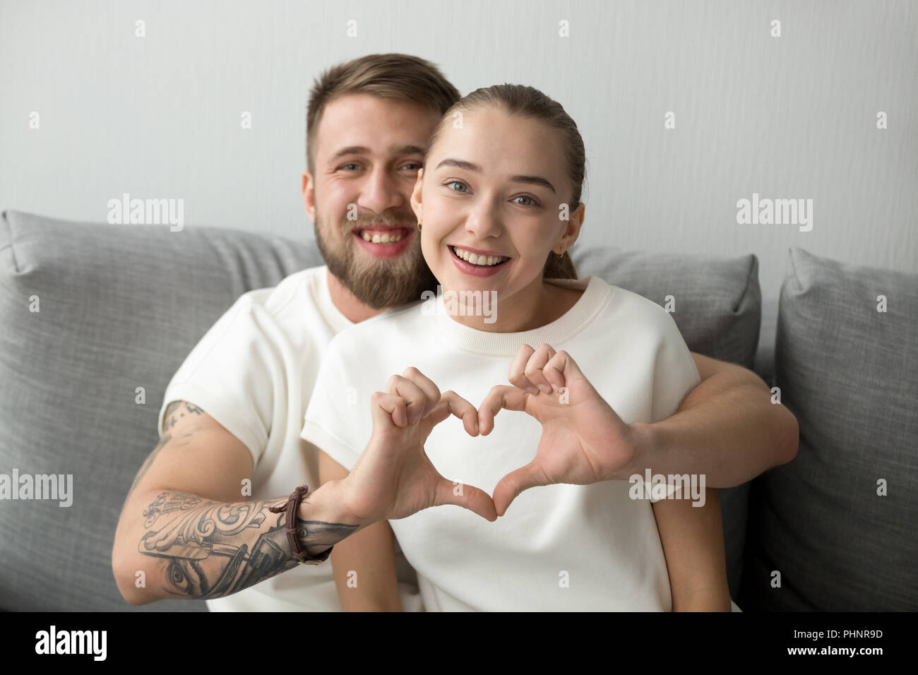 Portrait von glückliches Paar umarmen Herz mit Hände Stockfoto