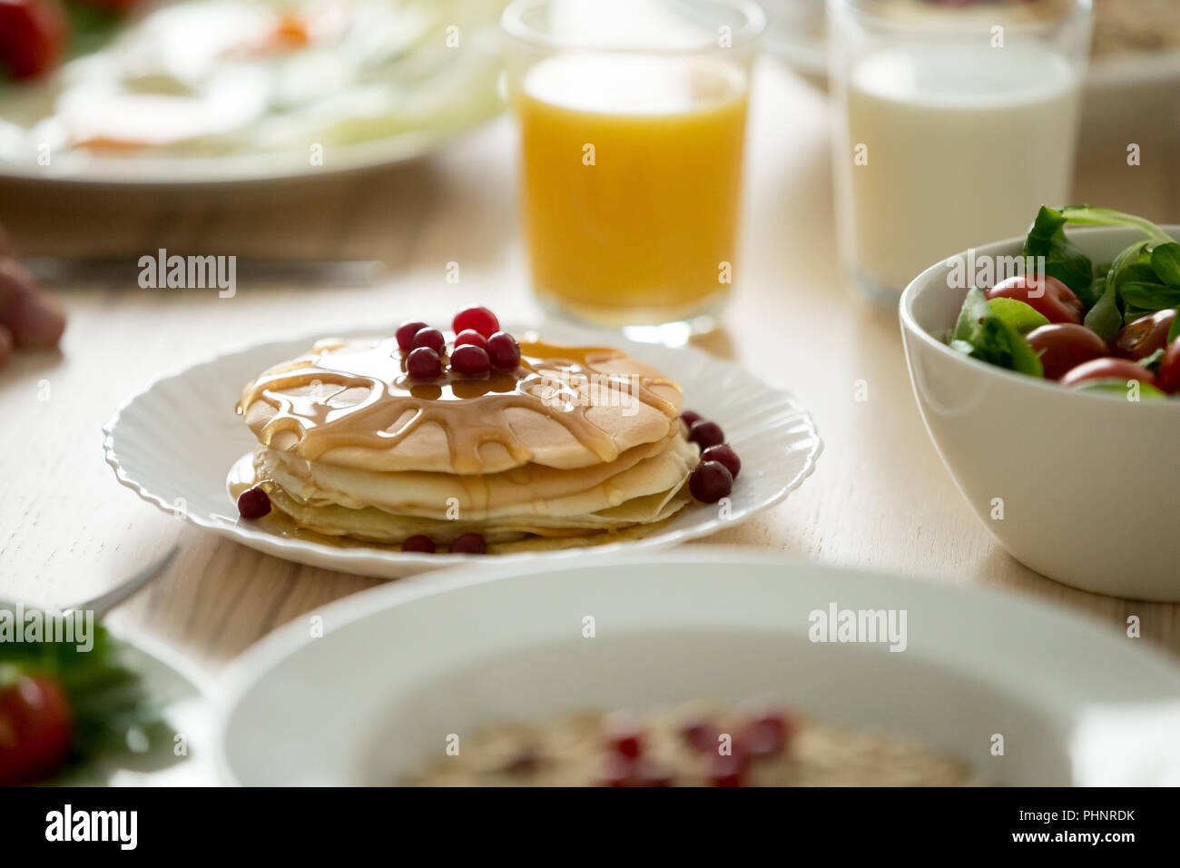 Nahaufnahme von leckeren Pfannkuchen mit Sirup und Beeren Stockfoto