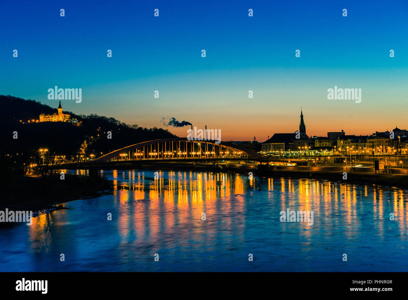 Abend in der Stadt über dem Fluss im Ort Böhmen Stockfoto