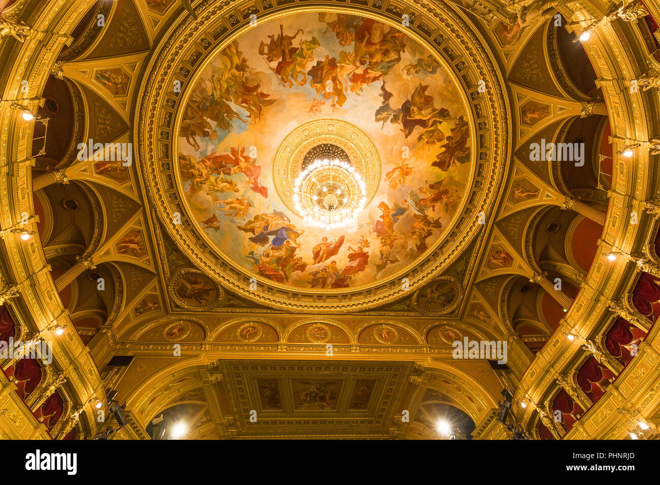 Wien, Österreich, 20. Mai 2019: das Innere der Halle der Wiener Staatsoper innen Stockfoto