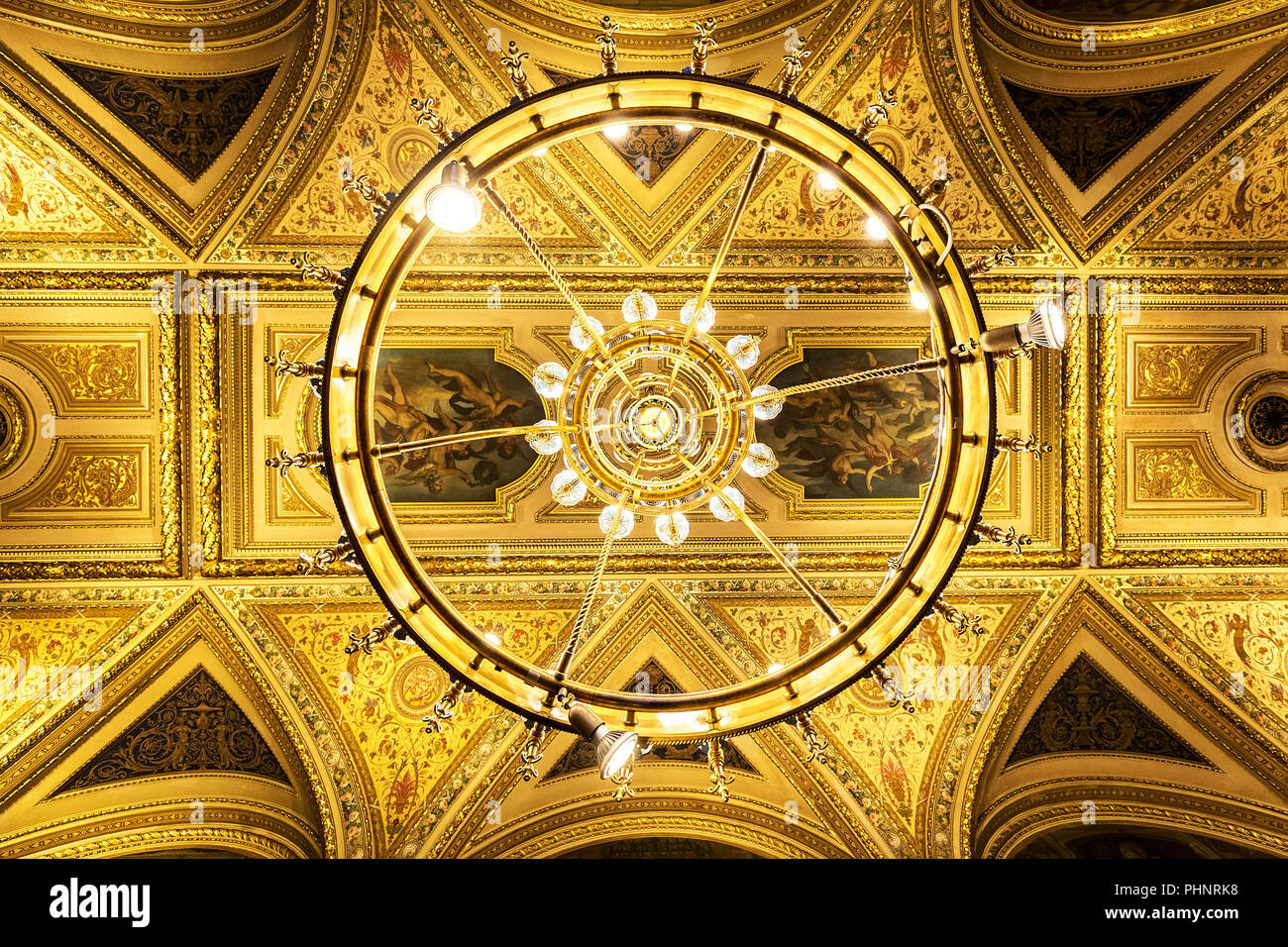 Wien, Österreich, 20. Mai 2019: das Innere der Halle der Wiener Staatsoper innen Stockfoto