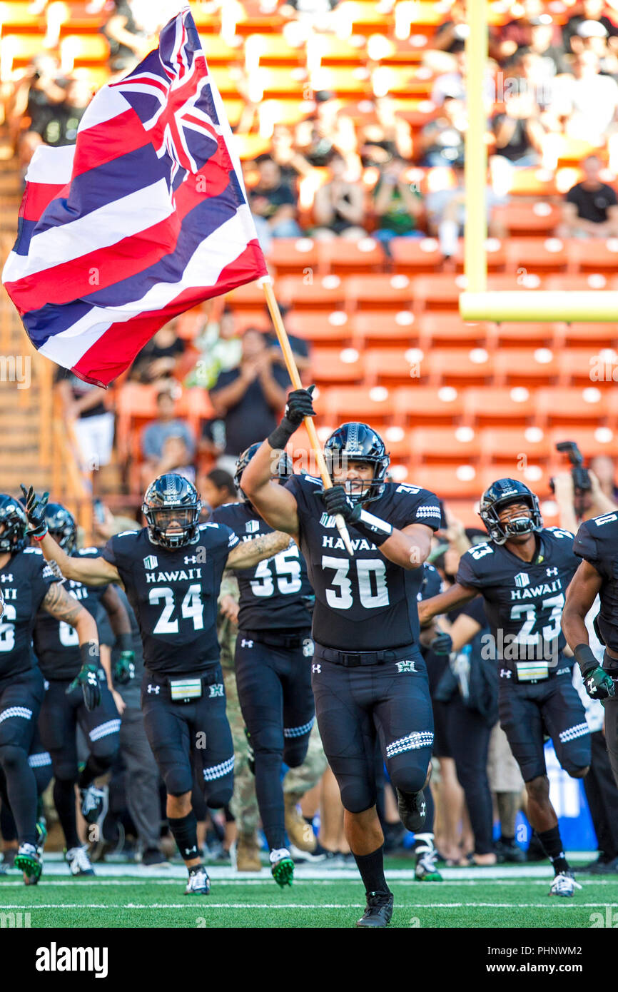 Honolulu, Hawaii, USA. 01 Sep, 2018. September 1, 2018 - Hawaii Rainbow Warriors defensive lineman Kamuela Borden #30 läuft auf dem Gebiet der Durchführung der Hawaii Flagge vor dem NCAA Football Spiel zwischen der Marine Schiffsleute und die Universität von Hawaii Krieger bei Hawaiian Airlines Feld am Aloha Stadium in Honolulu, Hawaii. Glenn Yoza/CSM Credit: Cal Sport Media/Alamy leben Nachrichten Stockfoto