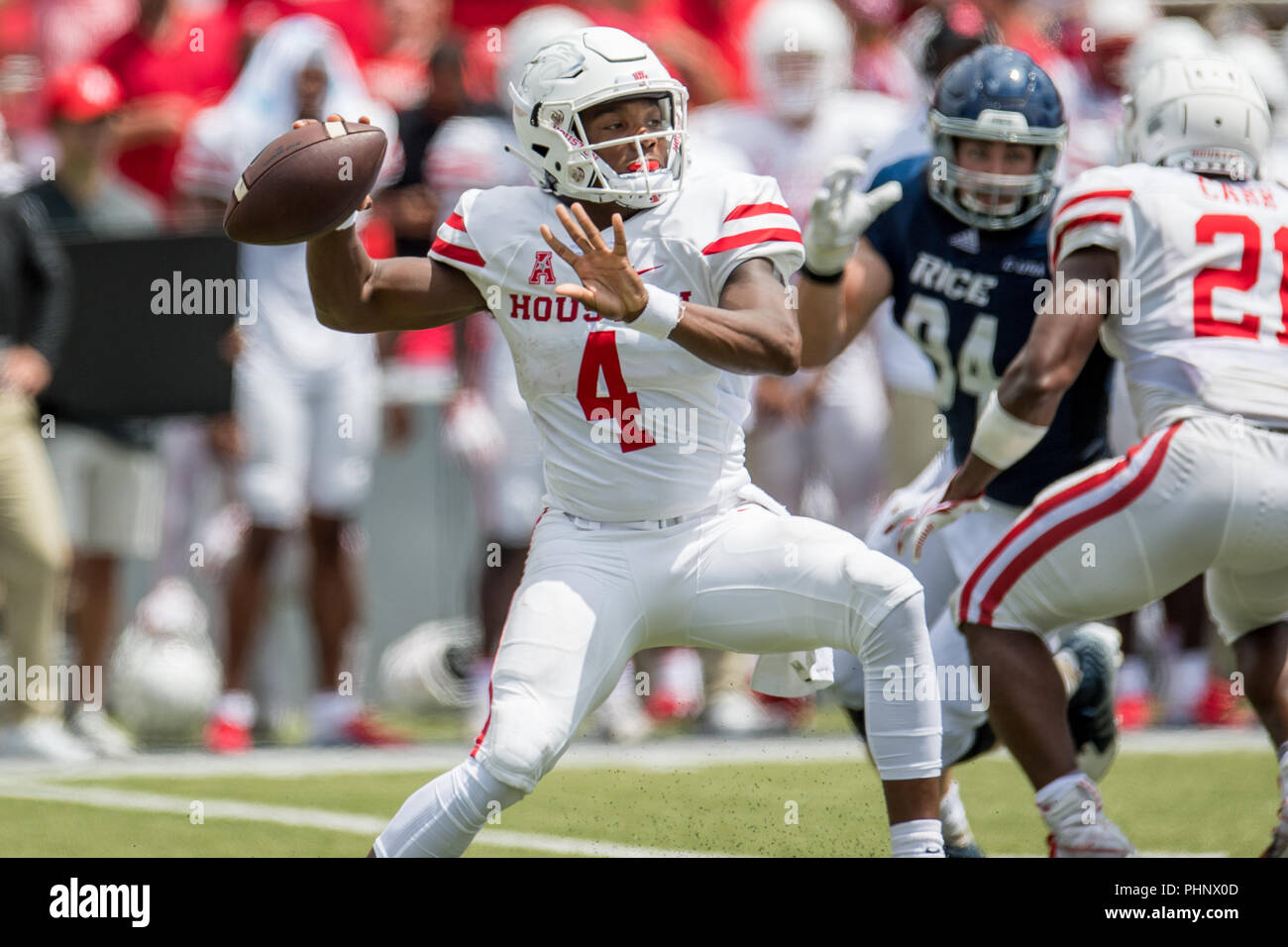 Houston, TX, USA. 1. Sep 2018. Houston Cougars quarterback D'Eriq König (4) wirft einen Pass im 4. Quartal eine NCAA Football Spiel zwischen der Houston Cougars und den Reis Eulen am Rice Stadium in Houston, TX. Houston gewann das Spiel 45 zu 27. Trask Smith/CSM/Alamy leben Nachrichten Stockfoto