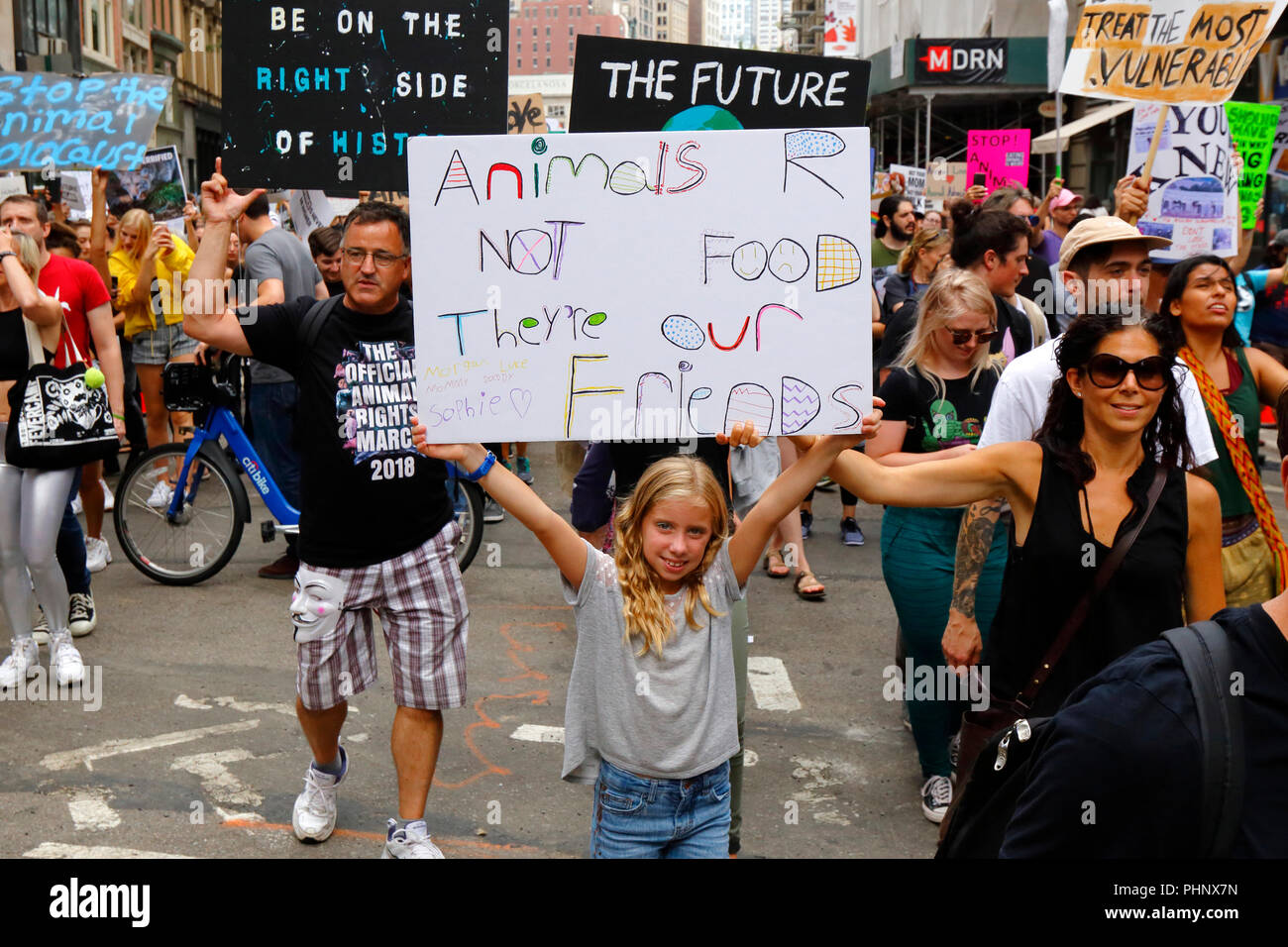 New York, NY, USA. 1. September 2018. Eine junge Aktivistin hält ein Zeichen für die Rechte der Tiere bei der offiziellen Tierrechte März NYC. Stockfoto