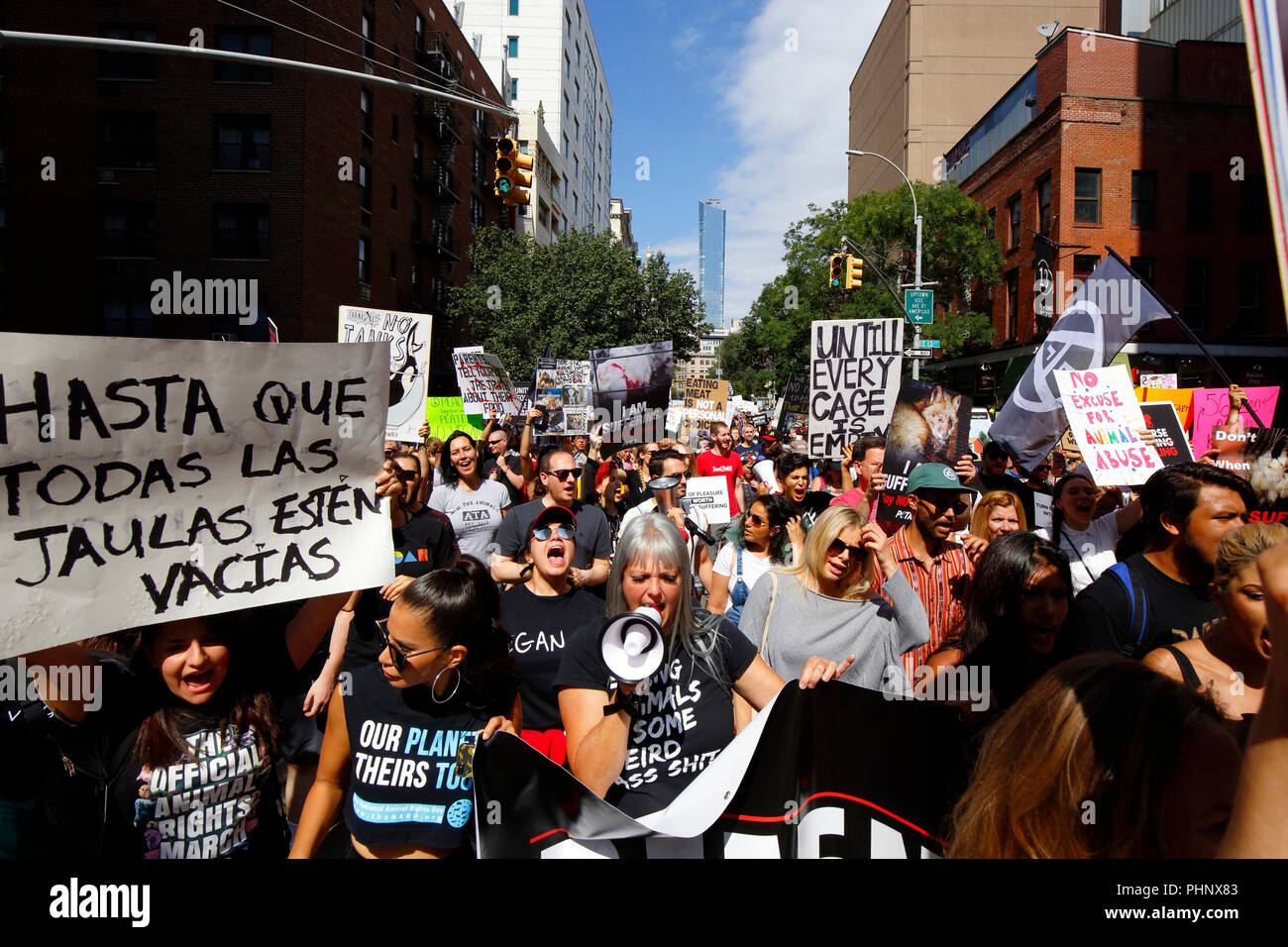 New York, NY, USA. 1.; September 2018. Tierschützer erhalten laut auf der offiziellen Tierrechte März NYC von Surge organisiert, und Totale Befreiung von New York. Ein Demonstrant hält ein Schild in Spanisch 'Hasta Que Todas las Jaulas Vacias Esten '[' geschrieben, bis alle Käfige sind leer']. Stockfoto