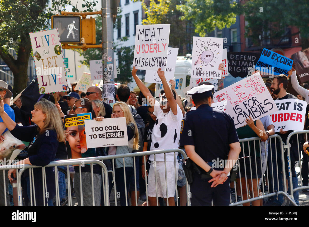 New York, NY, USA. 1. September 2018. Tierschützer eine Vielfalt an Meinungen und Zeichen, hinter der polizeilichen Barrikaden in Tompkins Square Park auf der offiziellen Tierrechte März NYC statt. Stockfoto