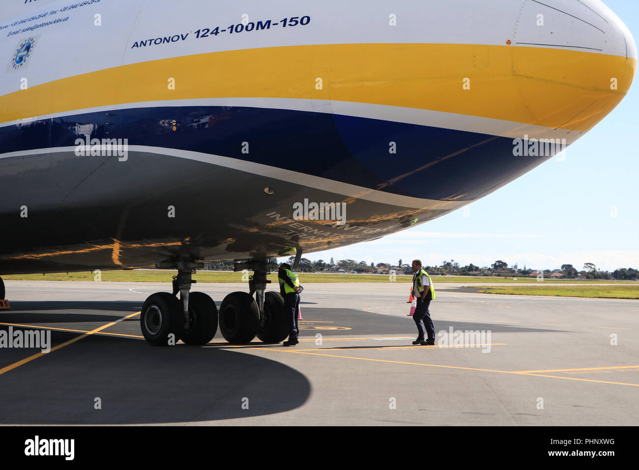 Adelaide, Australien. 2. Sep 2018. Eine riesige Antonov 124-100 M-150 Frachtmaschine eines der größten Flugzeuge der Welt in den internationalen Flughafen Adelaide, die Verteidigung militärischen Ausrüstung, an Land Kräfte die Konferenz nächste Woche wird 2018 an der Adelaide Convention Centre Credit angezeigt werden gelandet ist: Amer ghazzal/Alamy leben Nachrichten Stockfoto