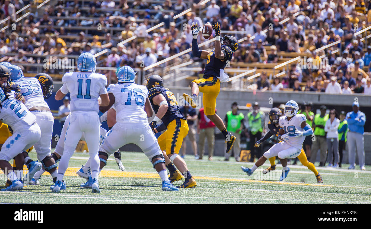 Oklahoma Memorial Stadium. 01 Sep, 2018. Usa Kalifornien linebacker Cameron Goode (19) Drop in Deckung und packte einen Nathan Elliott (11) und nahm für einen 38 Yard zurück während der NCAA Football Spiel zwischen North Carolina Tar Heels und die Kalifornien goldenen Bären 24-17 an der California Memorial Stadium. Thurman James/CSM/Alamy leben Nachrichten Stockfoto