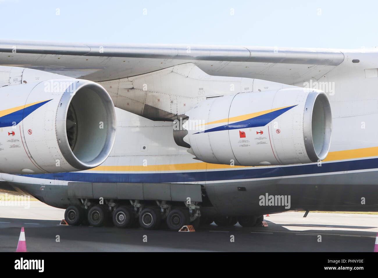 Adelaide, Australien. 2. Sep 2018. Eine riesige Antonov 124-100 M-150 Frachtmaschine eines der größten Flugzeuge der Welt in den internationalen Flughafen Adelaide, die Verteidigung militärischen Ausrüstung, an Land Kräfte die Konferenz nächste Woche wird 2018 an der Adelaide Convention Centre Credit angezeigt werden gelandet ist: Amer ghazzal/Alamy leben Nachrichten Stockfoto