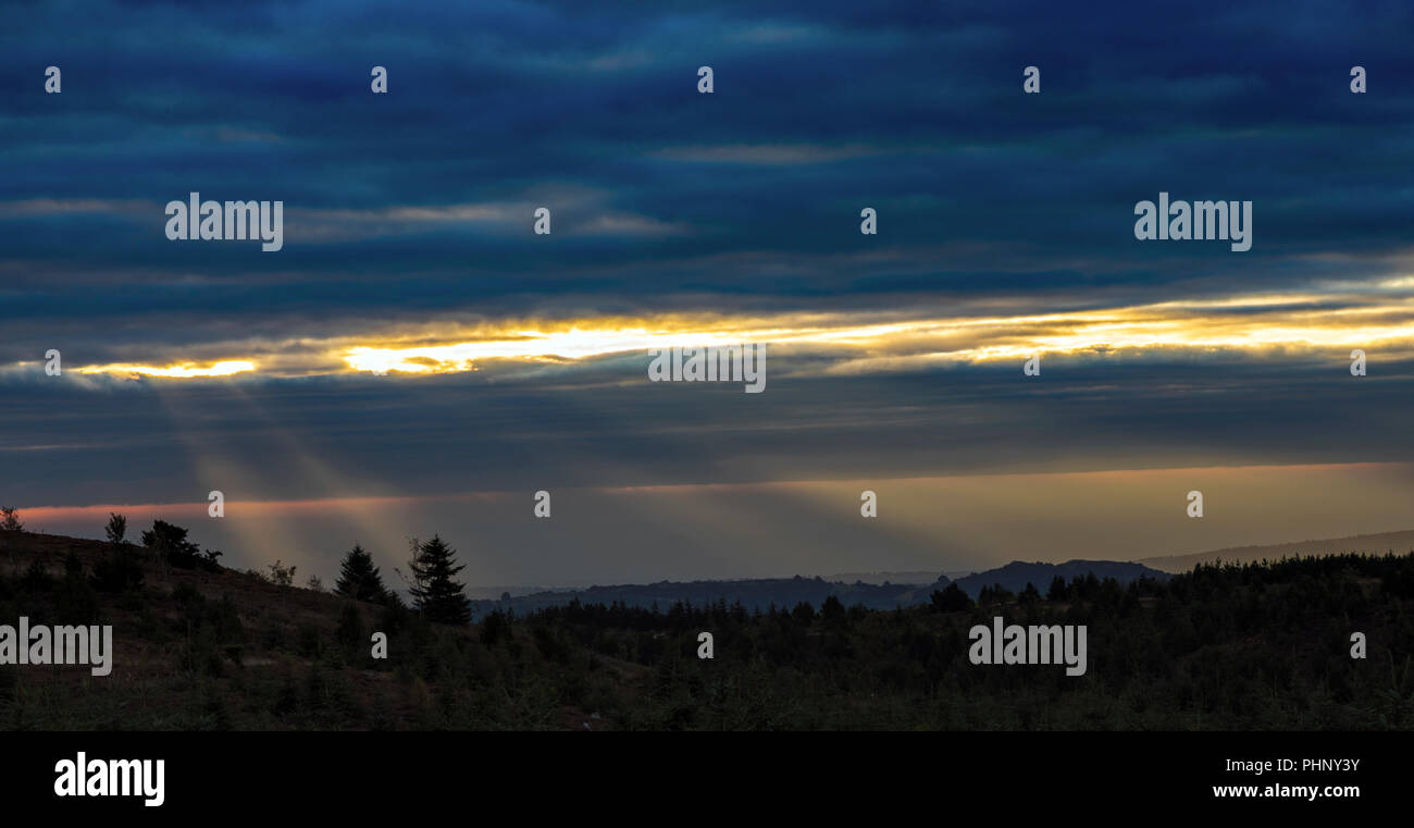 Clwydian Hügel, Norden, UK. 2. Sep 2018. UK Wetter: warmes Wetter schon über die Clwydian Hügel, teilt die Bezirke Denbighshire Flintshire und. Sonnenaufgang und dämmerungsaktiv Sonnenlicht Sonnenstrahlen brechen durch die niedrige Wolken über die Clwydian Hügel Bereich in der Nähe der Moel Famau, Flintshire, Wales, Credit: DGDImages/Alamy leben Nachrichten Stockfoto
