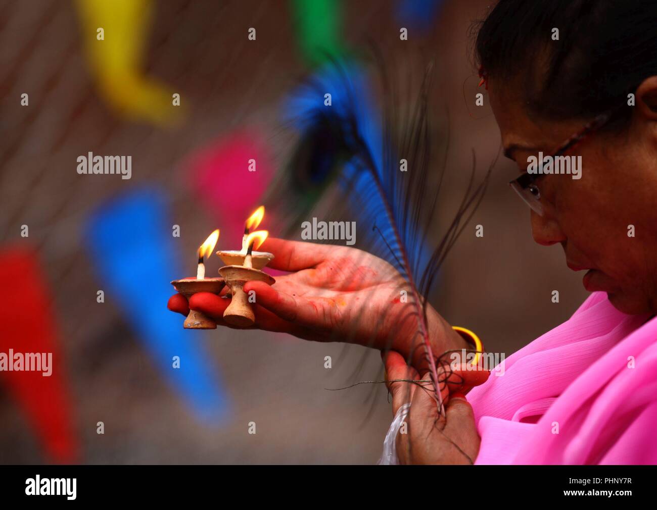 Kathmandu, Nepal. 2. Sep 2018. Eine Frau bietet Gebete in der Feier von Krishna Janmasthami Festival in der Nähe von Krishna Mandir Tempel in Kathmandu, Nepal, Sept. 2, 2018. Credit: Sunil Sharma/Xinhua/Alamy leben Nachrichten Stockfoto