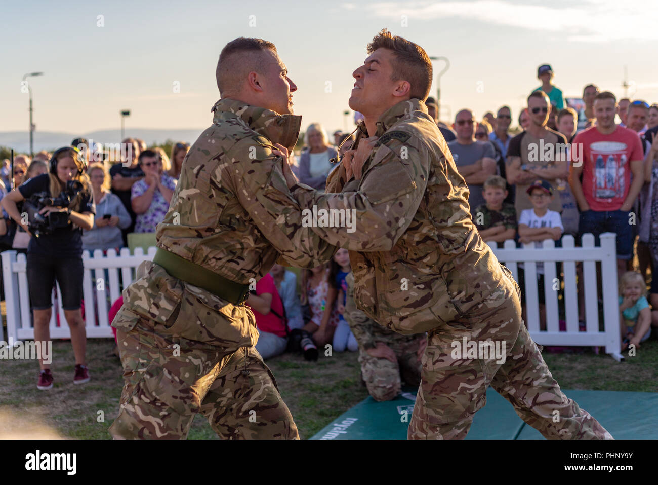 Britische Armee unbewaffneten Kampfes display Team auf eine kämpfende Show für Massen an der Bournemouth Air Festival, Dorset, Großbritannien, 2018. Stockfoto