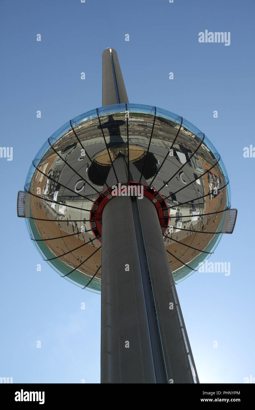 Brighton, Großbritannien - 1 September 2018: Reflexion über die Straße vom 162 Meter hohen Aussichtsturm an der Küste von Brighton am 1 ​ September 2018 gesehen. Der Pier, in der zentralen Waterfront, 1899 Häuser Amusement Rides eröffnet sowie Imbissständen. Credit: David Mbiyu/Alamy leben Nachrichten Stockfoto