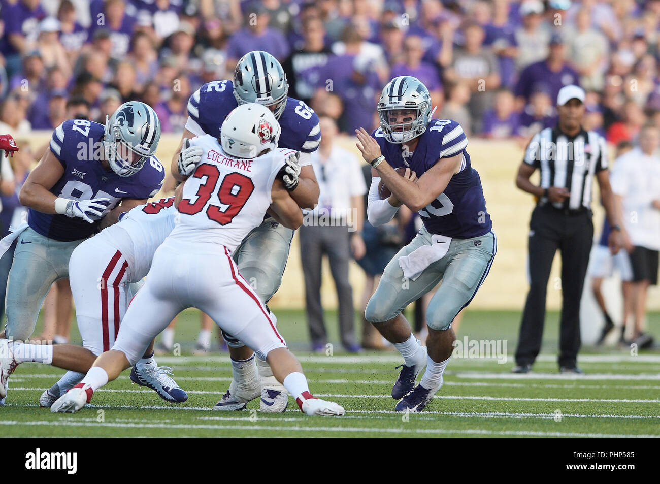 Manhattan, Kansas, USA. 01 Sep, 2018. Kansas State Wildcats quarterback Skylar Thompson#10 ist in der Lage, die Ecke hinter dem Block der Kansas State Wildcats Offensive Lineman Tyler Mitchell #62 während der NCAA Football Spiel zu machen zwischen der South Dakota Kojoten und der Kansas State Wildcats auf Bill Snyder Familie Stadion in Manhattan, Kansas. Kendall Shaw/CSM/Alamy leben Nachrichten Stockfoto