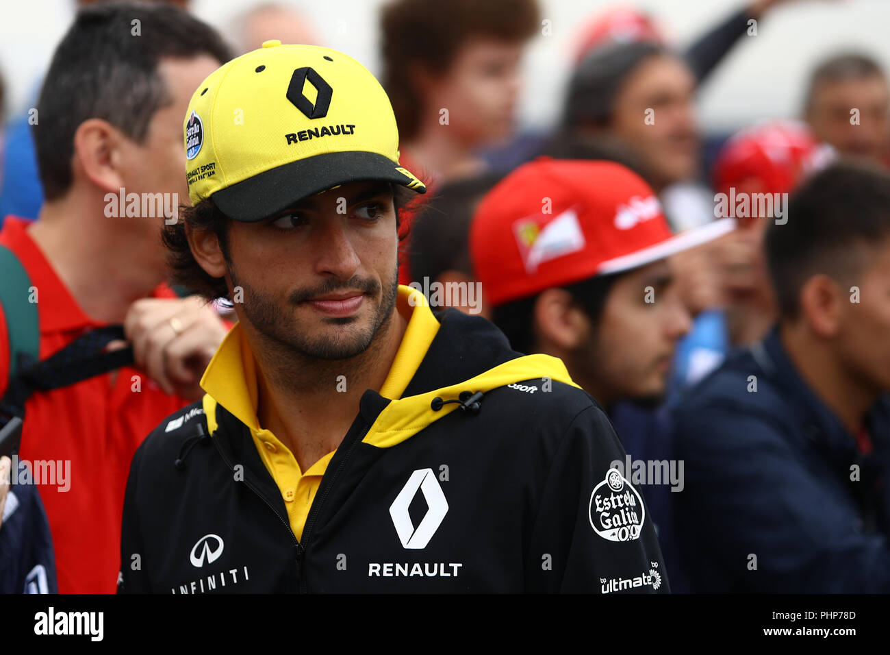 Monza, Italien. 2. September 2018. Carlos Sainz aus Spanien und Renault mit den Fans während der Formel Eins Grand Prix von Italien: Marco Canoniero/Alamy leben Nachrichten Stockfoto
