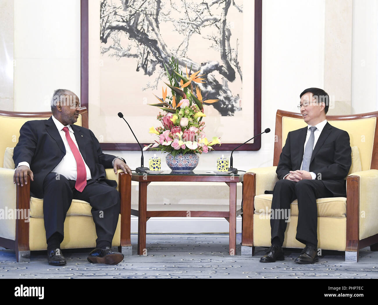 Peking, China. 2. Sep 2018. Chinesischen Vice Premier Han Zheng (R) trifft sich mit djiboutian Präsident Ismail Omar Guelleh in Peking, der Hauptstadt von China, Sept. 2, 2018. Credit: Yan Yan/Xinhua/Alamy leben Nachrichten Stockfoto