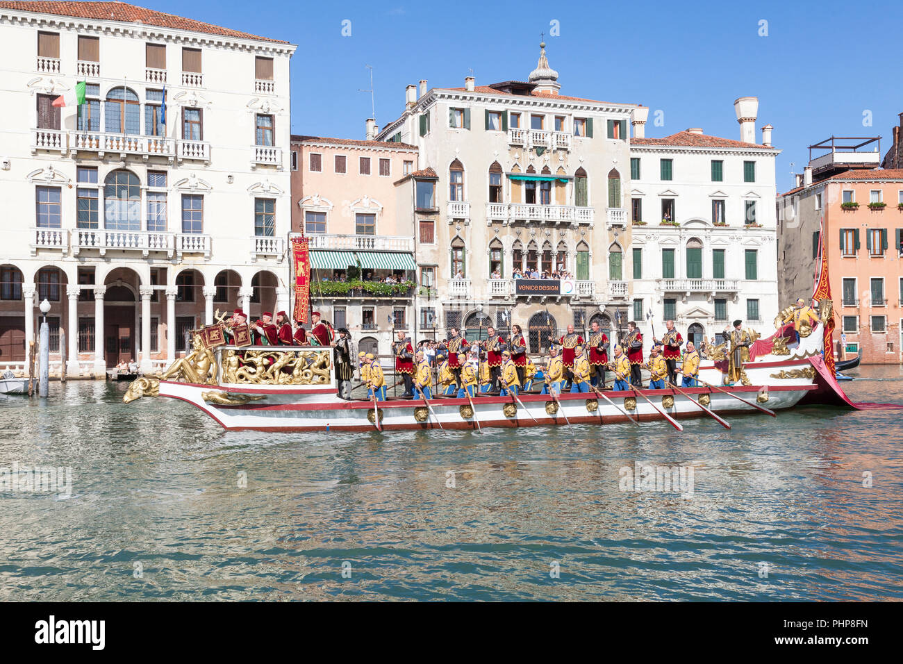 Venedig, Venetien, Italien. September 2018. Das Flaggschiff, die Serenissima, nahm an der Regata Storica Teil, einer Nachstellung einer historischen Prozession von Booten mit dem Dogen und hochrangigen venezianischen Beamten im Jahr 1489, um Caterina Cornaro, die Ehefrau des Königs von Zypern, zu begrüßen, die ihren Thron zugunsten Venedigs aufgab. Auf die Prozession folgen wichtige jährliche Ruderregatten, der Höhepunkt der Venedig-Rudersaison. Credit Mary Clarke/Alamy Live News Stockfoto