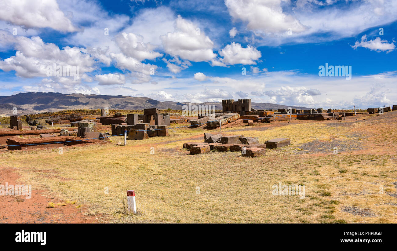 Aufwändige Steinbildhauerei in megalithischen Stein bei Puma Punku, Teil der Tiwanaku archäologischer Komplex, ein UNESCO-Weltkulturerbe, in der Nähe von La Paz, Boli Stockfoto