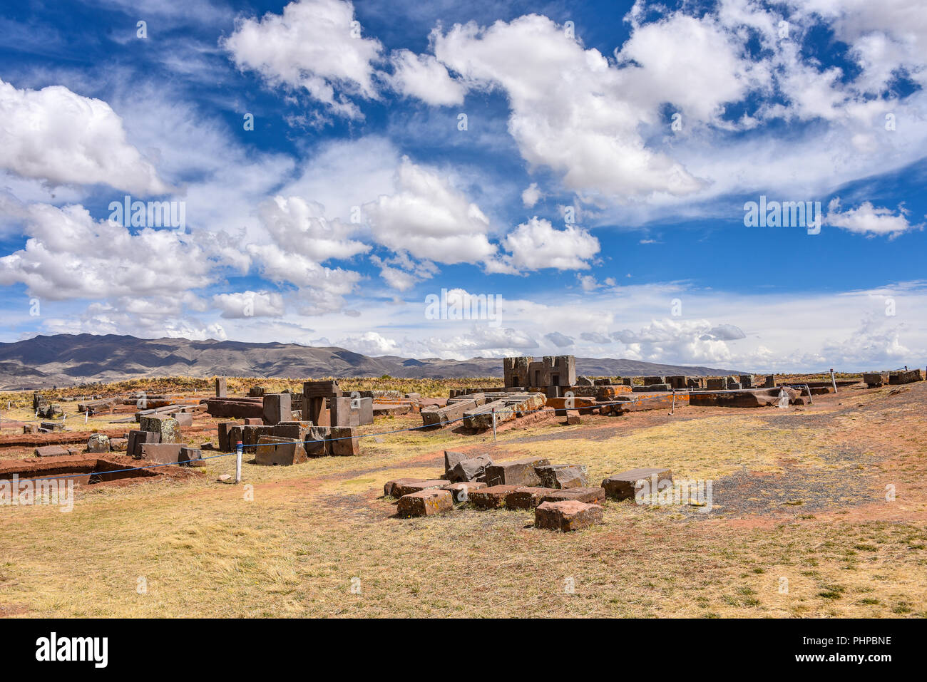 Aufwändige Steinbildhauerei in megalithischen Stein bei Puma Punku, Teil der Tiwanaku archäologischer Komplex, ein UNESCO-Weltkulturerbe, in der Nähe von La Paz, Boli Stockfoto