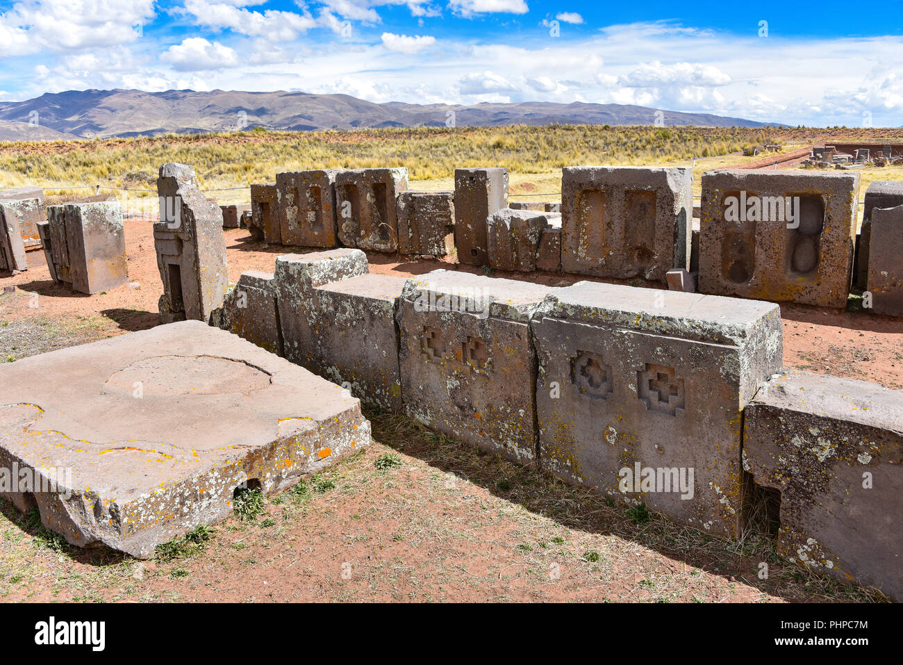 Aufwändige Steinbildhauerei in megalithischen Stein bei Puma Punku, Teil der Tiwanaku archäologischer Komplex, ein UNESCO-Weltkulturerbe, in der Nähe von La Paz, Boli Stockfoto