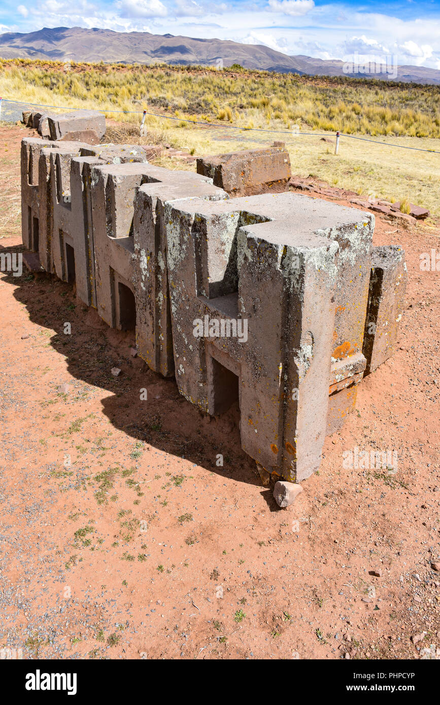 Aufwändige Steinbildhauerei in megalithischen Stein bei Puma Punku, Teil der Tiwanaku archäologischer Komplex, ein UNESCO-Weltkulturerbe, in der Nähe von La Paz, Boli Stockfoto