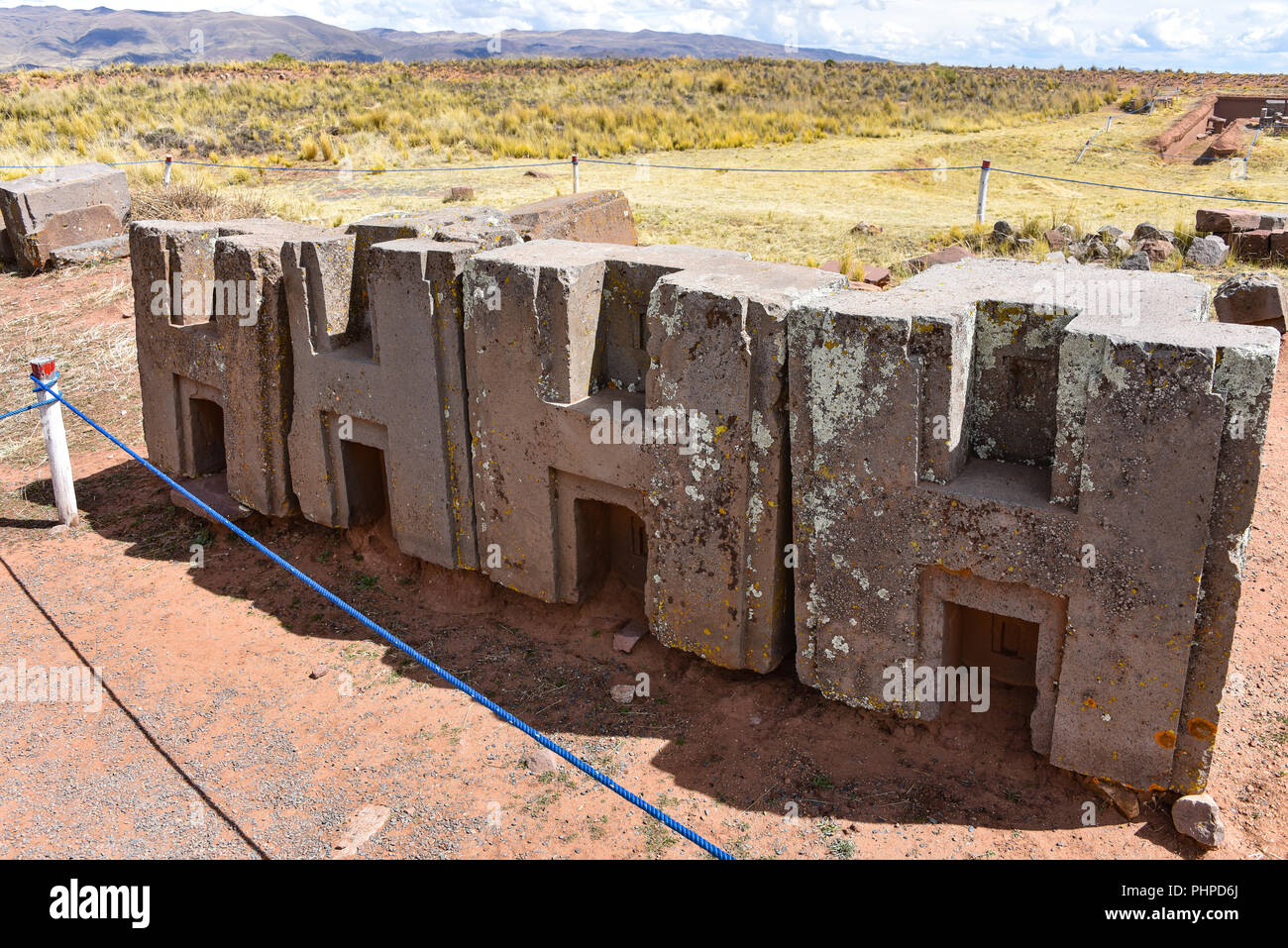Aufwändige Steinbildhauerei in megalithischen Stein bei Puma Punku, Teil der Tiwanaku archäologischer Komplex, ein UNESCO-Weltkulturerbe, in der Nähe von La Paz, Boli Stockfoto